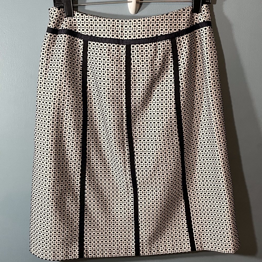 SELLING A LINE SKIRT For WOMEN SIZE 8 COLOR BLACK & WHITE CONDITION:PRE-OWNED